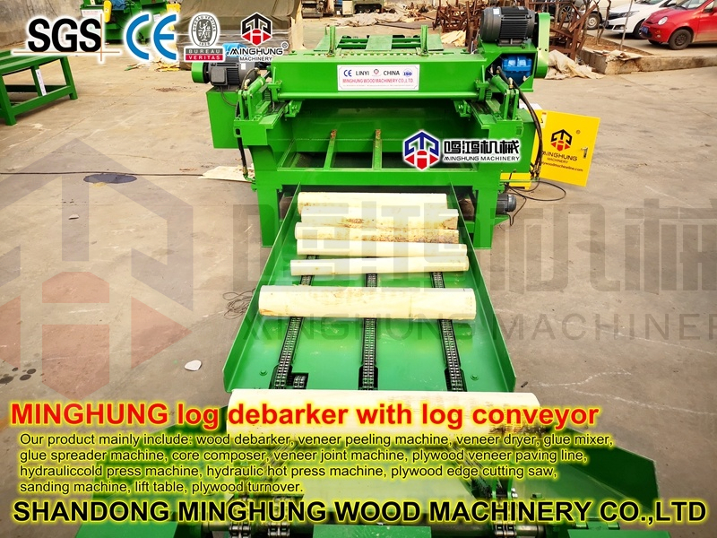 wood debarker with conveyor