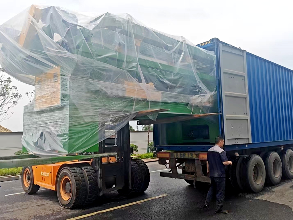 wood debarker loading (2)