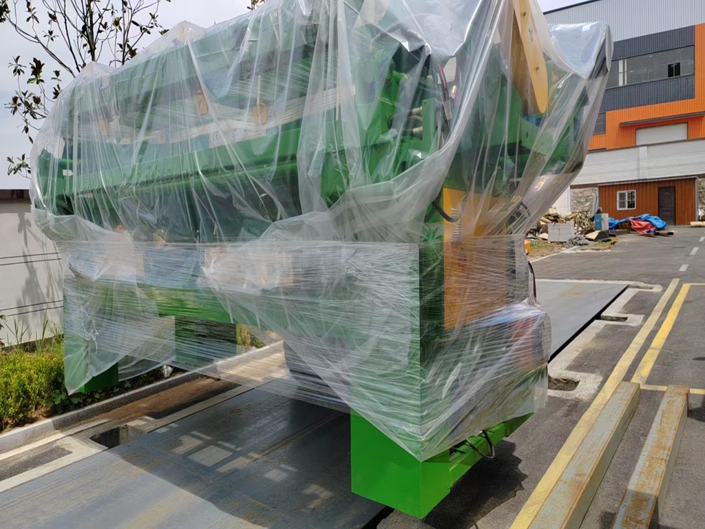 wood debarker loading