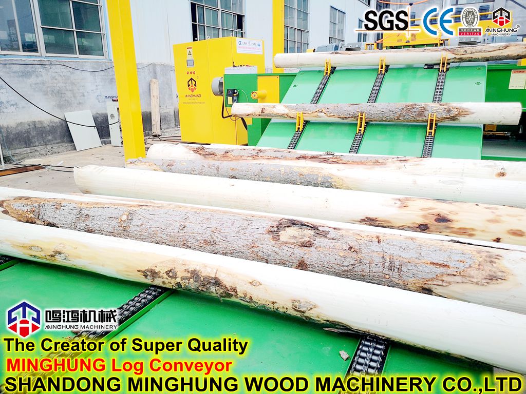 Log conveyor for veneer peeling machine